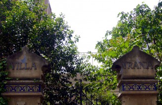 Imatge de l'entrada de Vil·la Urània, al barri de Gràcia