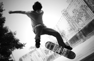 Imatge de dis adolescents amb skateboard