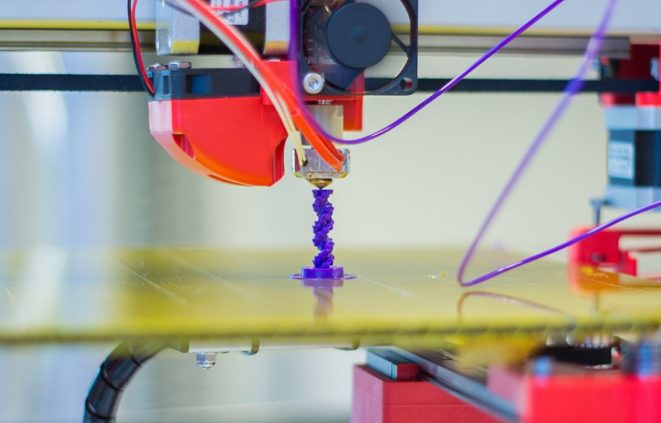 Imatge d'una impressora 3D i com es fa una impressió 3D