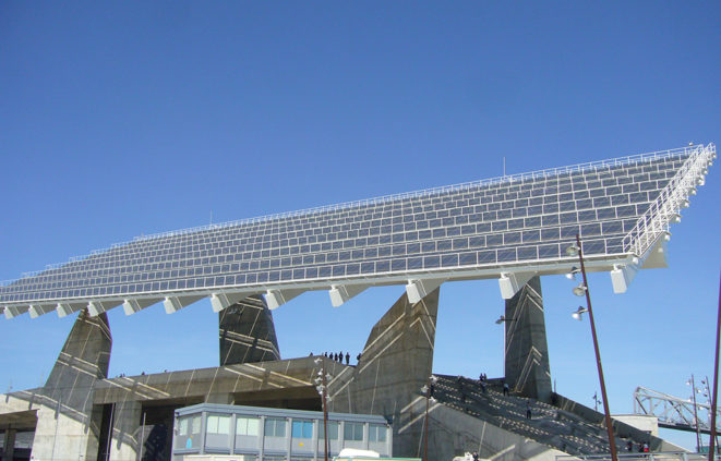 Imatge de la pèrgola fotovoltaca del Fòrum de Barcelona