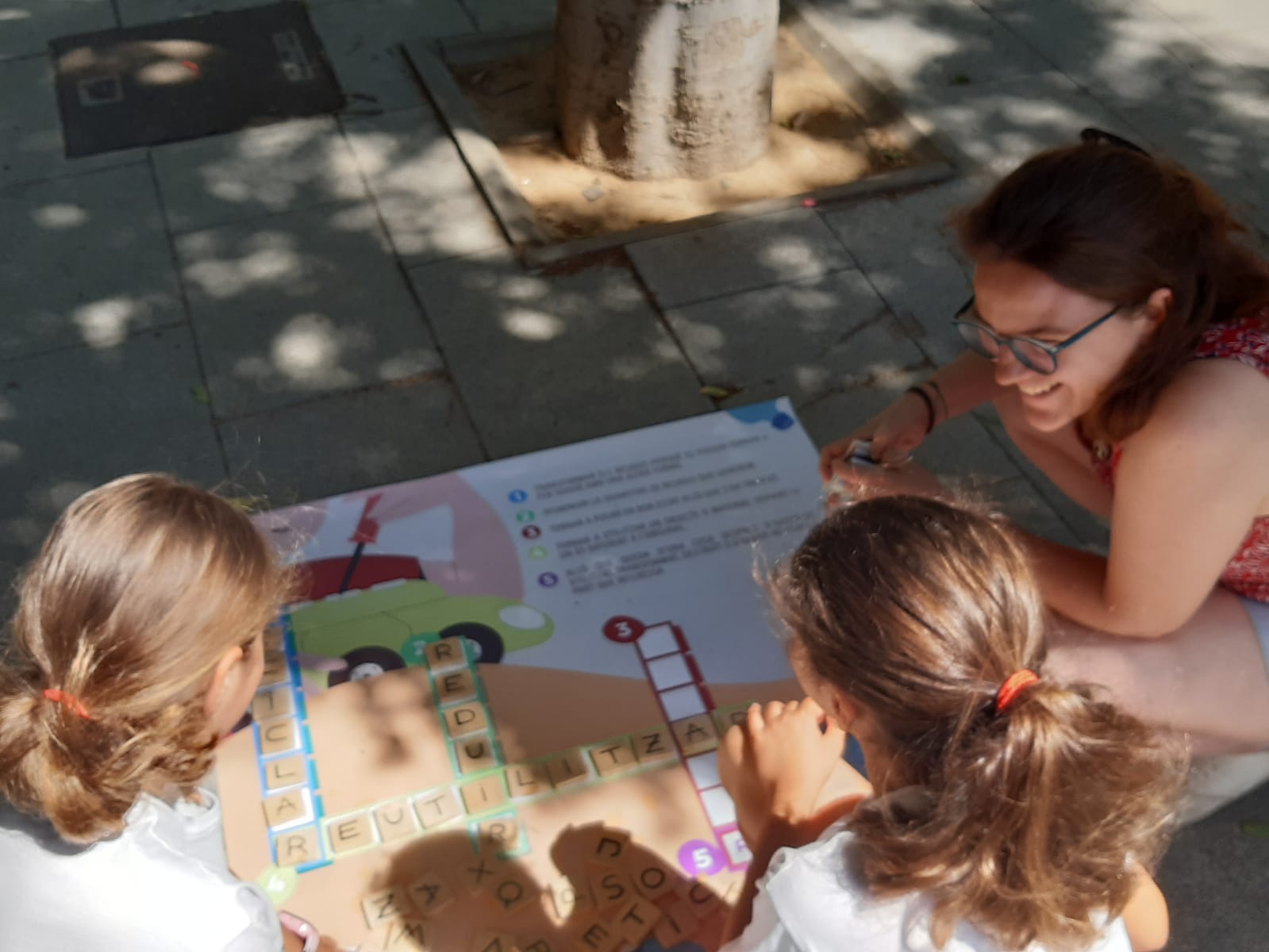Fem planter i juguem amb jocs gegants